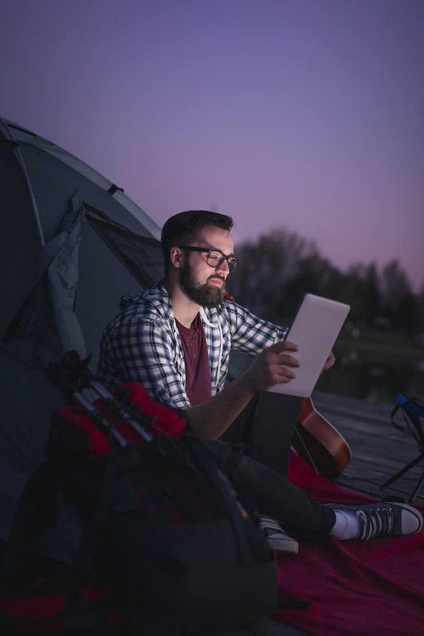 Comment choisir les vêtements appropriés pour un camping dans les zones arides de l'Arizona?